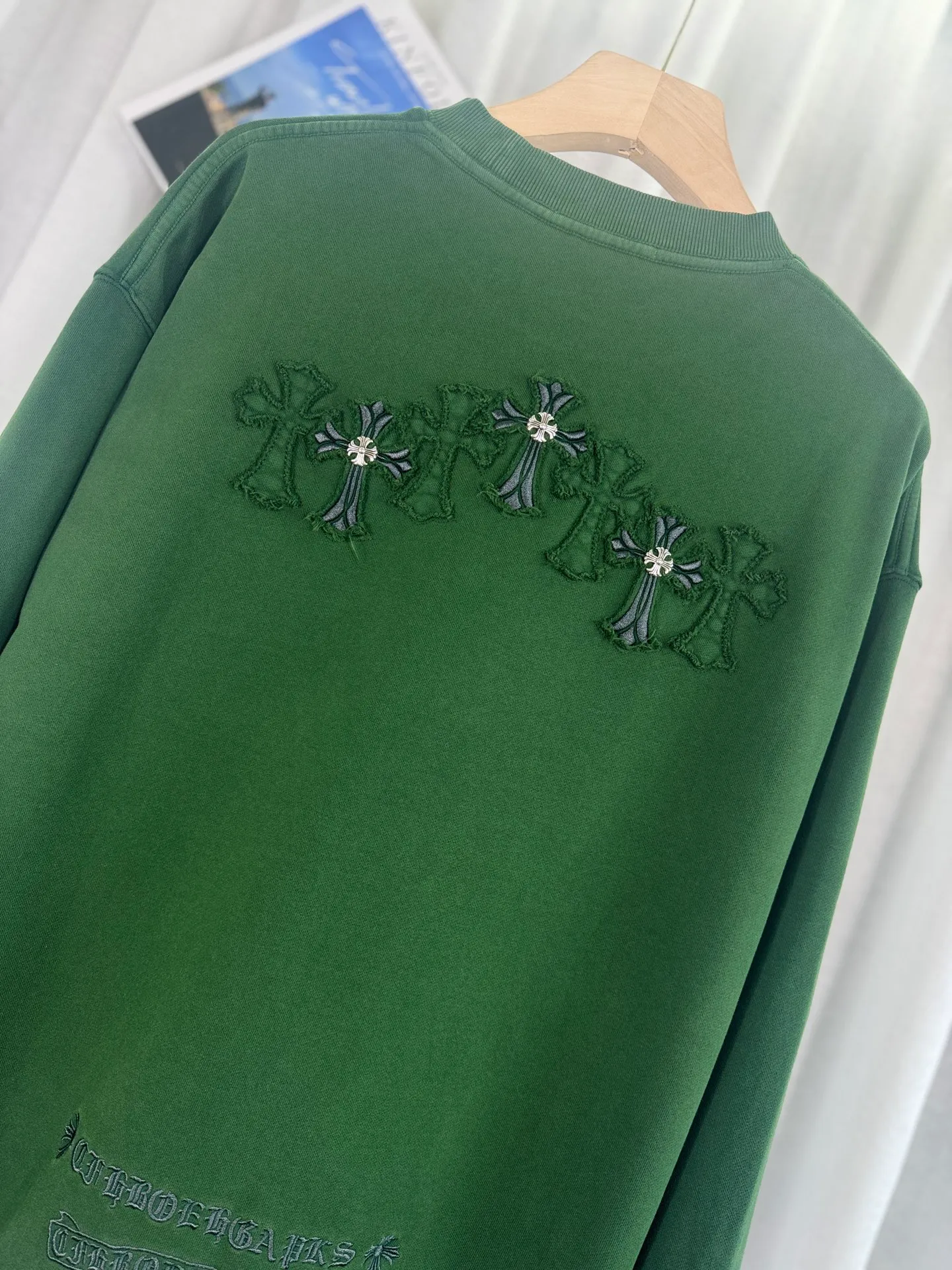 P280 top version, real shot without P, ​​different from market currency) 𝗖𝗵𝗿𝗼𝗺𝗲 𝗛𝗲𝗮𝗿𝘁𝘀/Cro Heart 2025 washed patch embroidery autumn and winter new original single counter American laser burnt 3D three-dimensional color embroidery couple casual sweatshirt 👑The highest version! Customized fabric 420g tripe terry fabric! American acid-washed and distressed original fabric laser burnt ✟appliqué embroidery and exquisite embroidery of letters! The best-selling model in the counter, very comfortable to wear. Accessories: original molded and authenticated collar label➕100% silk wash label. Genuine purchase-grade original hangtag➕matching hanging rope➕3D hanging beads➕original packaging bag. Craftsmanship: The original version has consistent wiring! The highest version of the armhole matching technique! Color: Green Black Size: S M L XL Style Number: 25-306